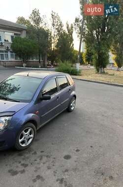 Хэтчбек Ford Fiesta 2006 в 