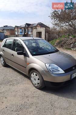 Хэтчбек Ford Fiesta 2002 в 