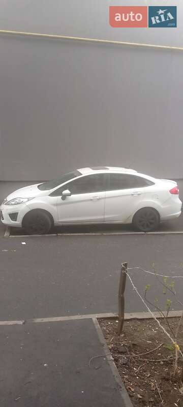 Седан Ford Fiesta 2011 в 