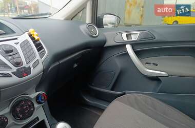 Хэтчбек Ford Fiesta 2011 в 