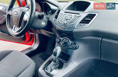 Хэтчбек Ford Fiesta 2015 в 