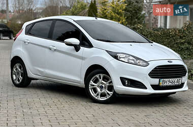 Хетчбек Ford Fiesta 2015 в 