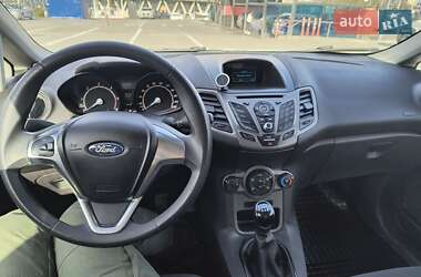 Хэтчбек Ford Fiesta 2015 в 