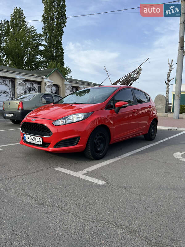 Хэтчбек Ford Fiesta 2016 в 