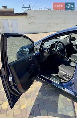 Хэтчбек Ford Fiesta 2016 в 