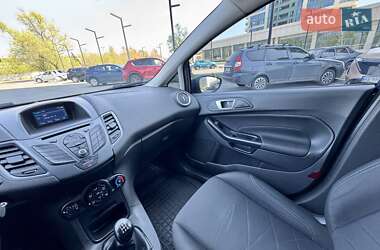 Хэтчбек Ford Fiesta 2016 в 