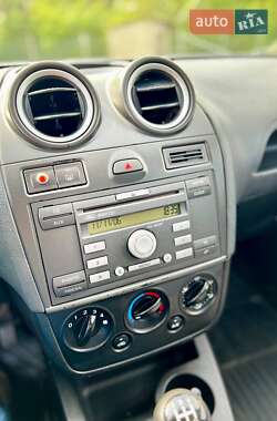 Хэтчбек Ford Fiesta 2006 в 