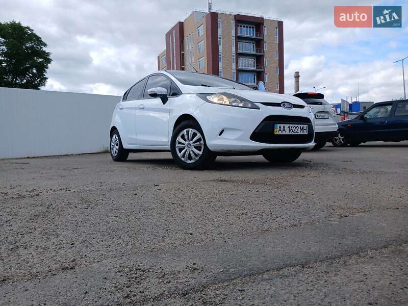 Хетчбек Ford Fiesta 2012 в 