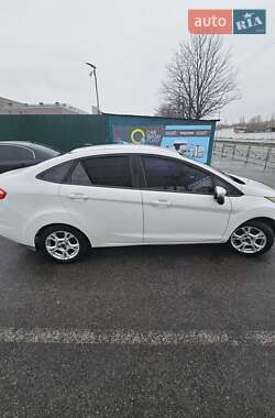 Седан Ford Fiesta 2015 в 