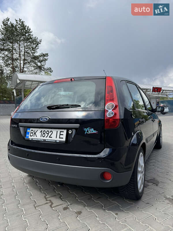 Хэтчбек Ford Fiesta 2005 в Ровно