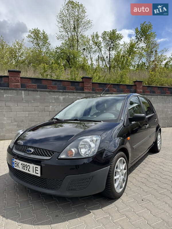 Хэтчбек Ford Fiesta 2005 в Ровно
