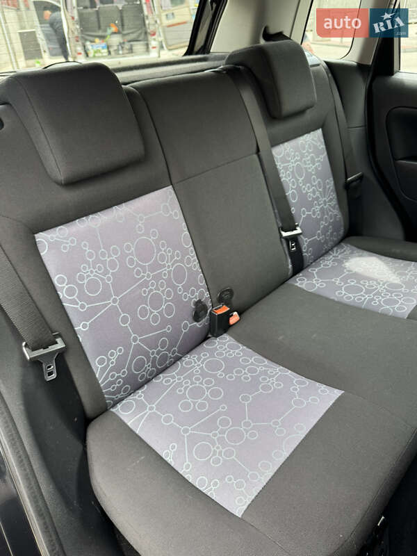 Хэтчбек Ford Fiesta 2005 в Ровно