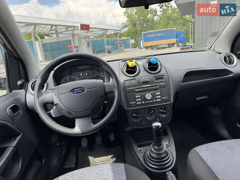 Хэтчбек Ford Fiesta 2005 в Ровно