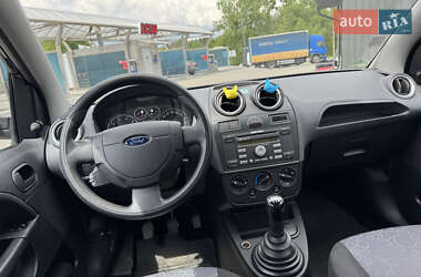 Хетчбек Ford Fiesta 2005 в 
