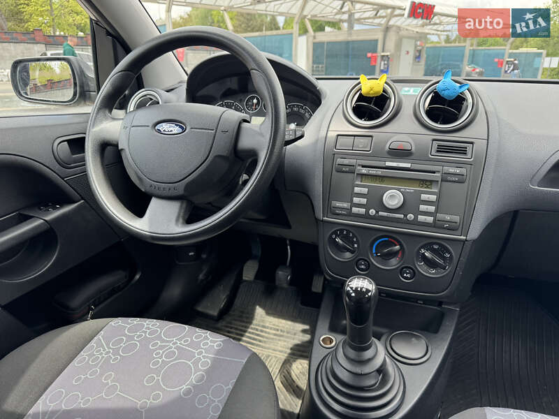 Хэтчбек Ford Fiesta 2005 в Ровно