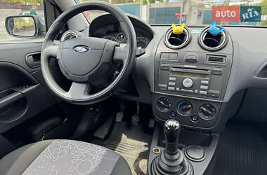 Хетчбек Ford Fiesta 2005 в 