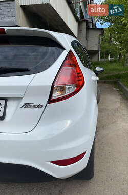 Хэтчбек Ford Fiesta 2016 в 