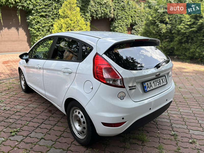 Хэтчбек Ford Fiesta 2015 в Киеве