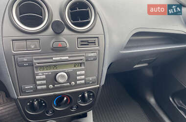 Хэтчбек Ford Fiesta 2006 в 