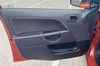 Хэтчбек Ford Fiesta 2006 в 