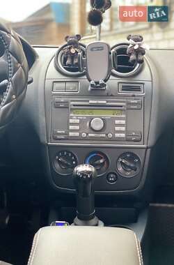 Хэтчбек Ford Fiesta 2006 в 