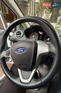 Хетчбек Ford Fiesta 2012 в 