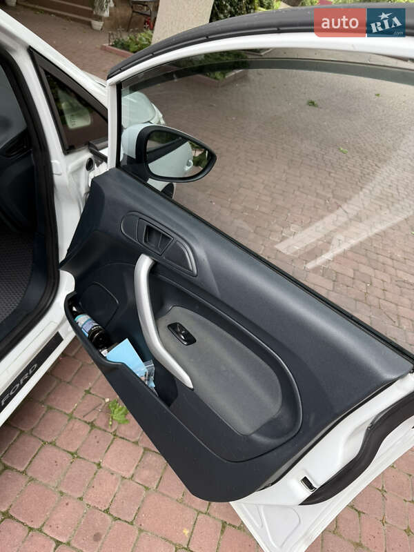 Хетчбек Ford Fiesta 2012 в Дніпрі