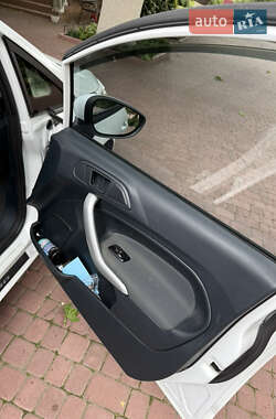 Хетчбек Ford Fiesta 2012 в 