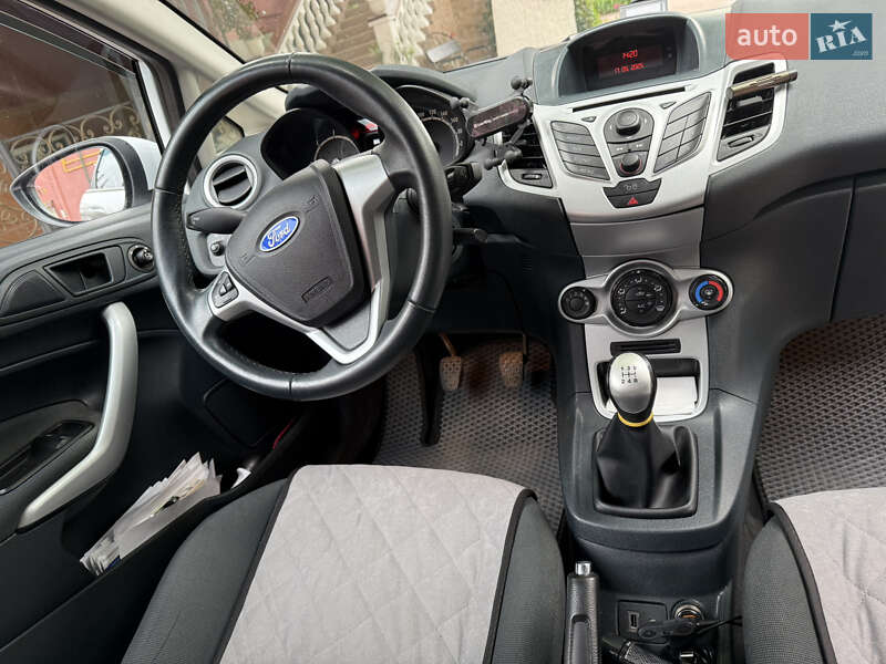 Хетчбек Ford Fiesta 2012 в Дніпрі