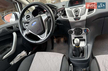 Хетчбек Ford Fiesta 2012 в 