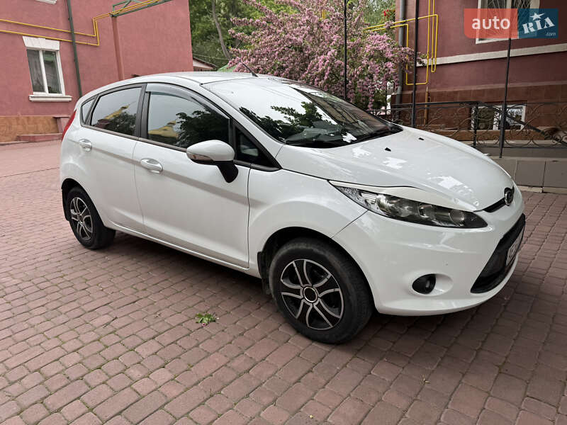 Хетчбек Ford Fiesta 2012 в 