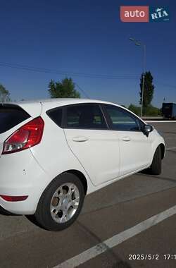 Хэтчбек Ford Fiesta 2015 в 