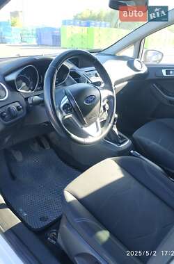 Хэтчбек Ford Fiesta 2015 в 