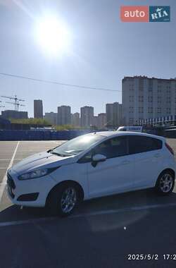 Хэтчбек Ford Fiesta 2015 в 