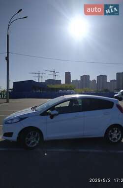 Хэтчбек Ford Fiesta 2015 в 