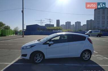 Хэтчбек Ford Fiesta 2015 в 