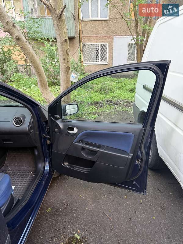 Хэтчбек Ford Fiesta 2004 в Херсоне