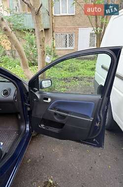 Хэтчбек Ford Fiesta 2004 в 