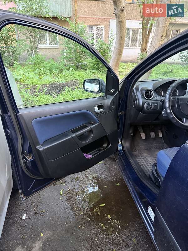 Хэтчбек Ford Fiesta 2004 в Херсоне