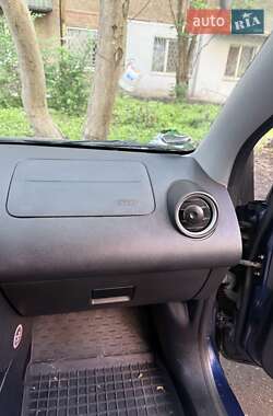 Хэтчбек Ford Fiesta 2004 в 