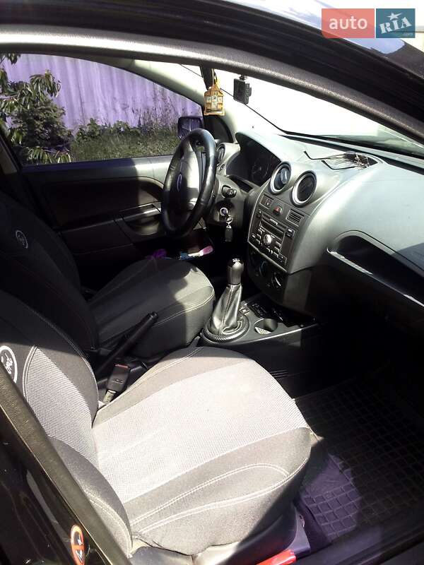 Хэтчбек Ford Fiesta 2006 в Коломаке