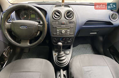 Хэтчбек Ford Fiesta 2005 в 