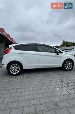 Хэтчбек Ford Fiesta 2012 в 