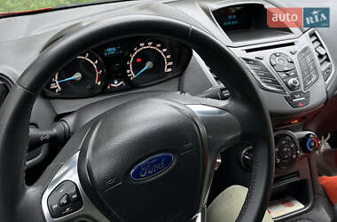 Хэтчбек Ford Fiesta 2015 в 