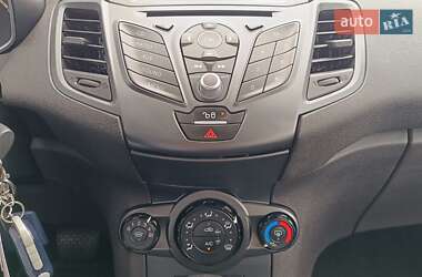 Хэтчбек Ford Fiesta 2016 в 