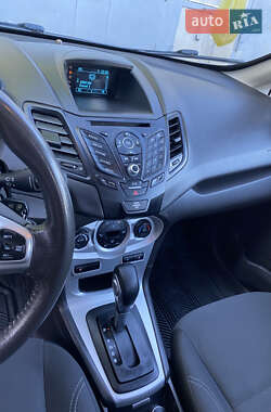 Хэтчбек Ford Fiesta 2016 в 