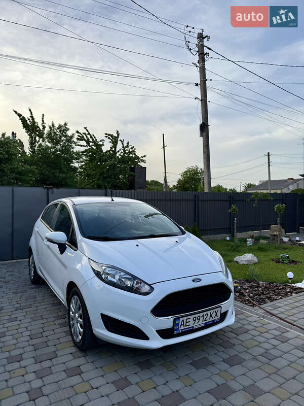 Хетчбек Ford Fiesta 2016 в Павлограді