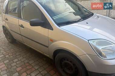 Хэтчбек Ford Fiesta 2005 в 