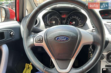 Хэтчбек Ford Fiesta 2012 в 