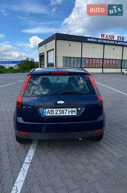Хэтчбек Ford Fiesta 2004 в 